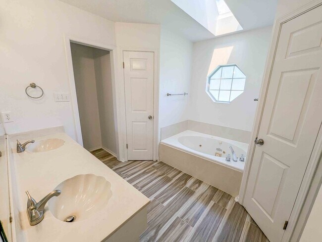 Foto del edificio - Move-in Ready 3 bed/ 2 bath home in South ...