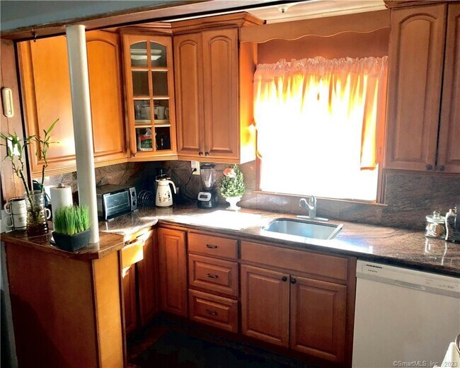 Building Photo - 80 Maple Ave