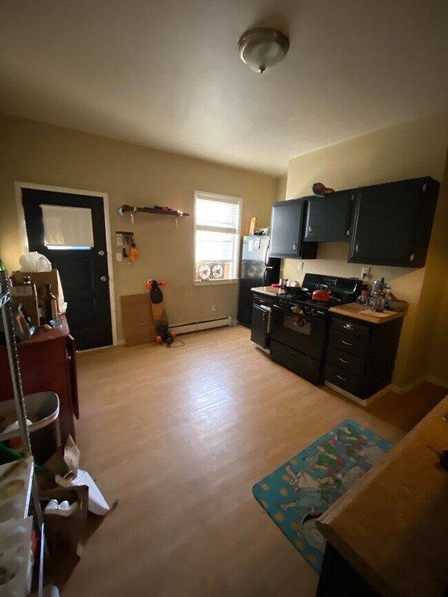 Building Photo - Available May - Quirky 2+ Bedroom Home in ...