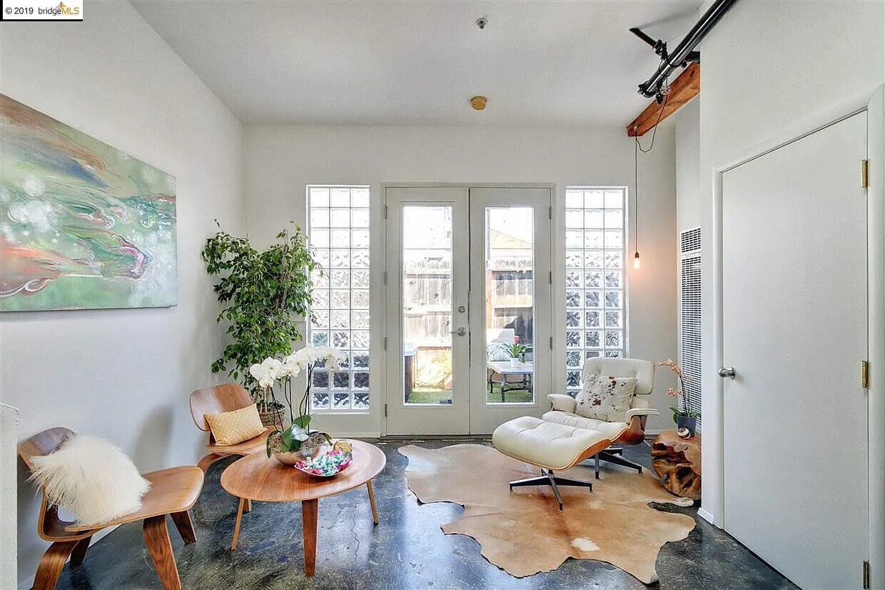 Living space - 3116 Adeline St