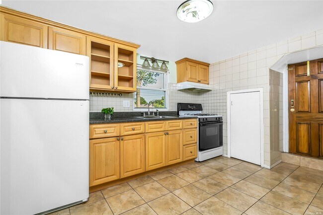 Foto del edificio - 65-16 168th St