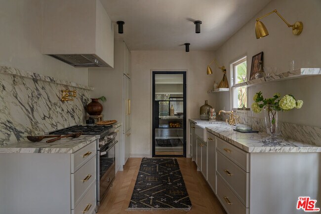 Foto del edificio - 8829 Ashcroft Ave