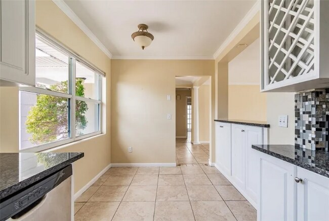 Building Photo - 2244 Donato Dr