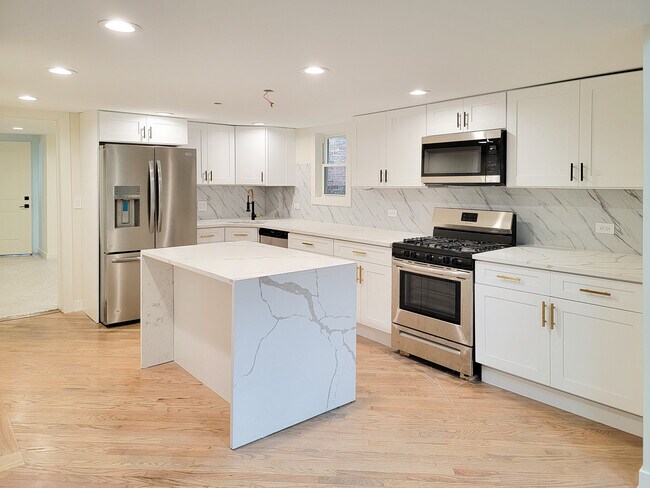 kicthen area - 1346 N Artesian Ave
