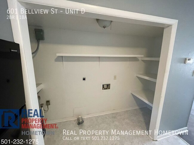 Building Photo - 2 bed 1 bath Apartment, Near Oaklawn RaceT...