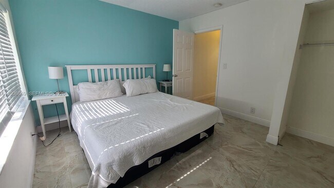 Foto del edificio - 3221 NE 7th St