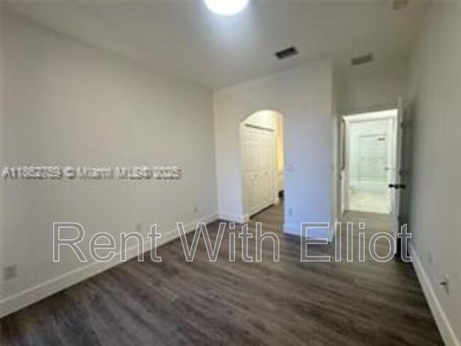 Building Photo - 5004 S Harbor Isles Dr