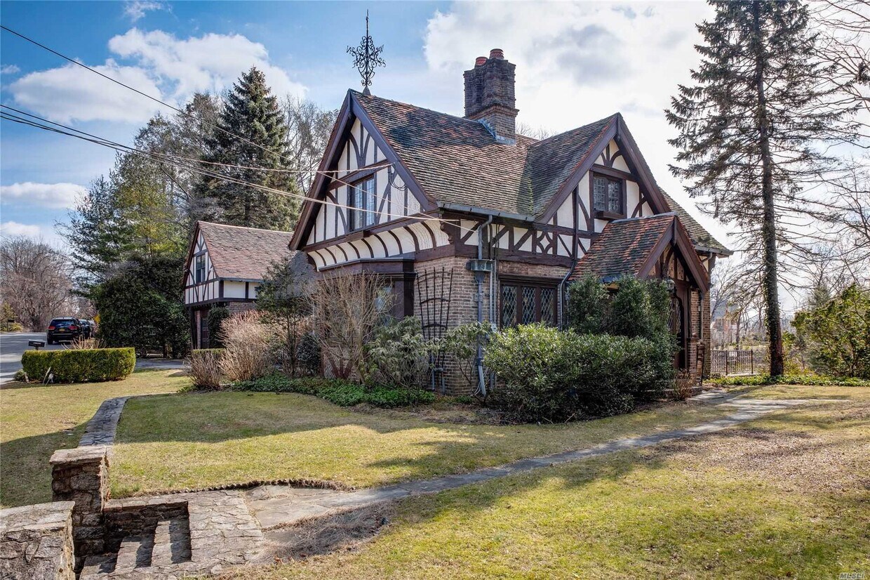 Primary Photo - 3 Tudor Ln
