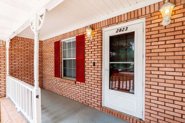 Building Photo - Charming Crestview Home