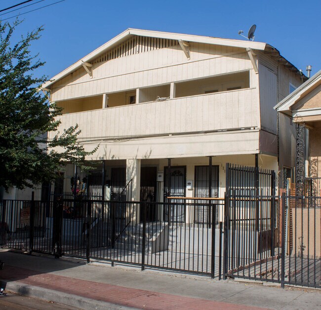 Building Photo - 121 S Gless St