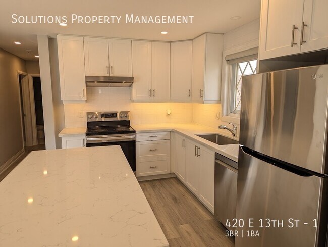 Photo du bâtiment - **Beautifully Updated 3 Bedroom Main Floor...