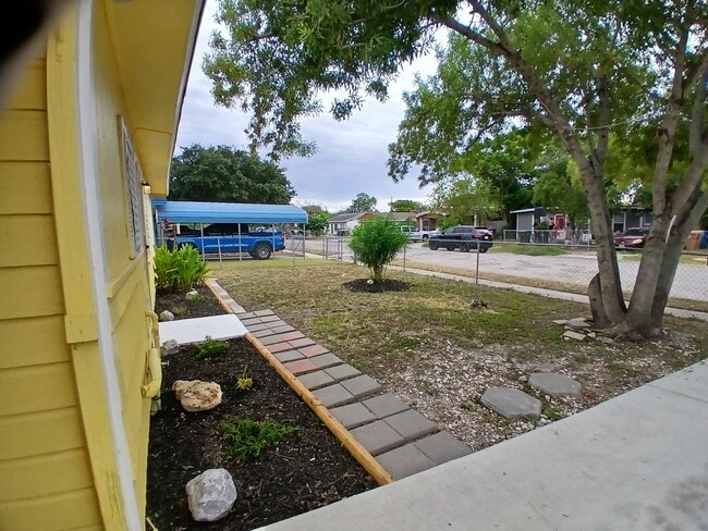 2 Bed / 1 Bath on a Big Corner Lot - 4502 Odem Dr