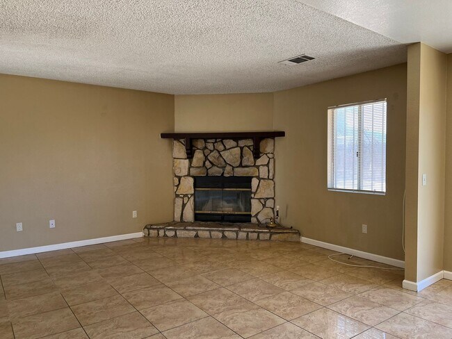 Building Photo - 3 bedroom 2 bathroom available in Adelanto!