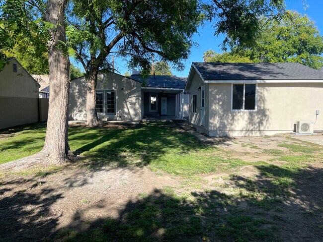 Gran patio trasero cerrado con sombra - 5457 Beck Ave