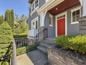 Building Photo - 1575 NE Iris St