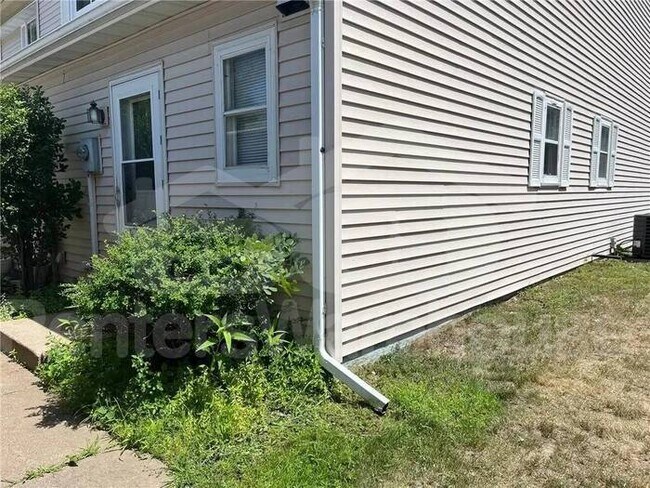 Foto del edificio - 2 Bed 1.5 Bath End Unit Townhome
