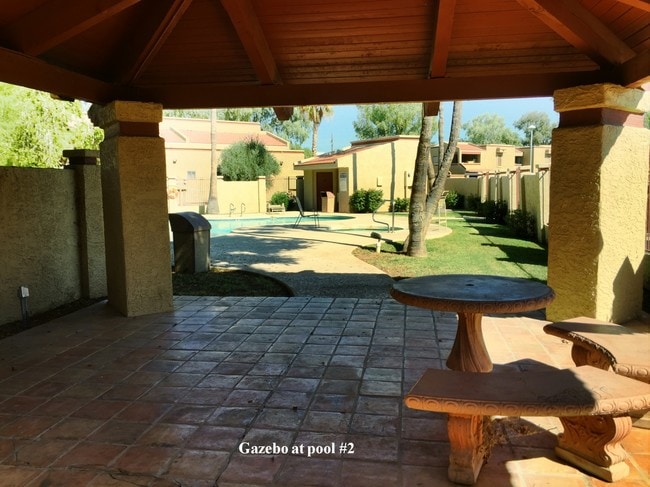 Building Photo - 850 S River Dr