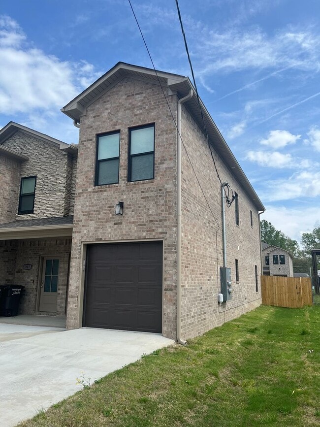 Building Photo - 215/217 N Elm St