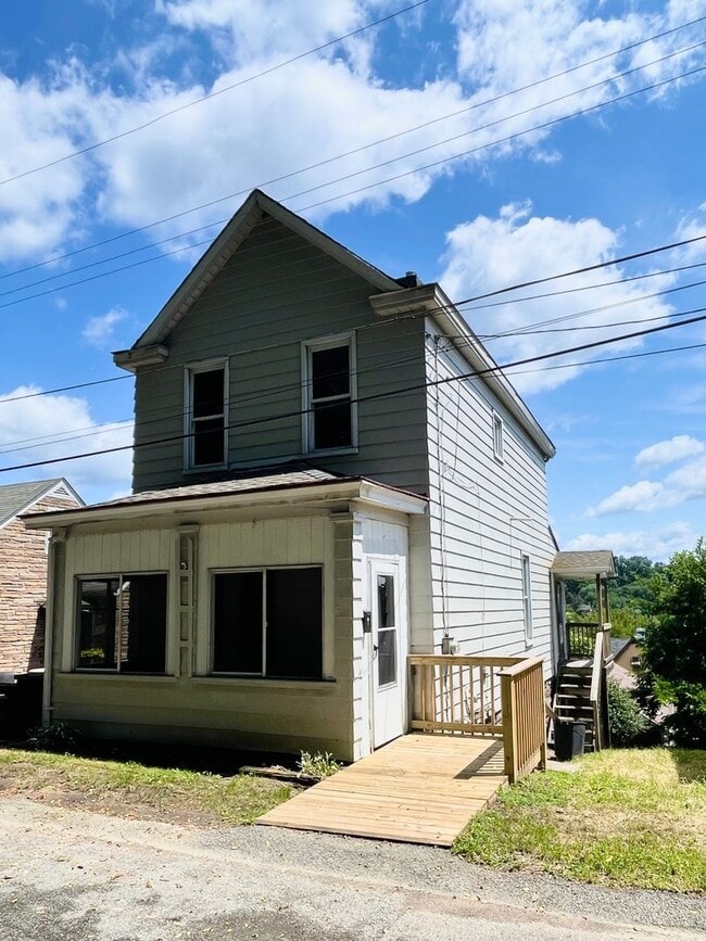 Building Photo - Charming 2 Bed / 1 Bath Single-Family Home...