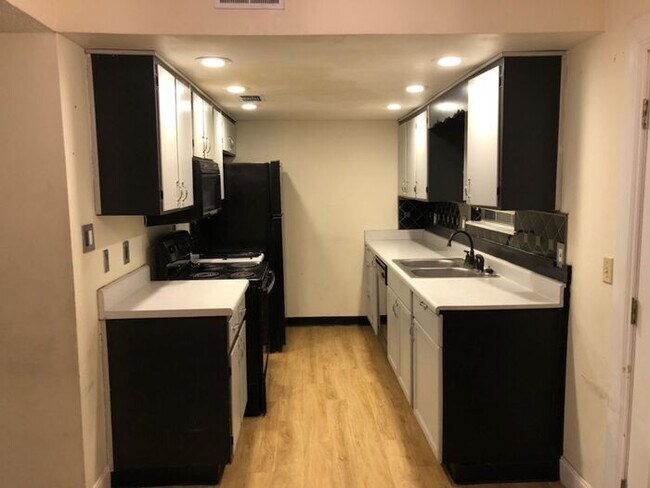 Building Photo - 2bedrooms 1.5 baths Townhome Available Jun...