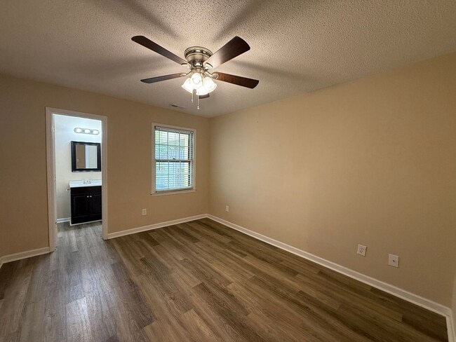 Building Photo - 2 bedroom, 2 bath Duplex