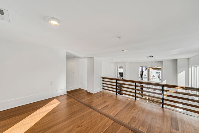 Foto del edificio - First month FREE! Spacious new downtown to...