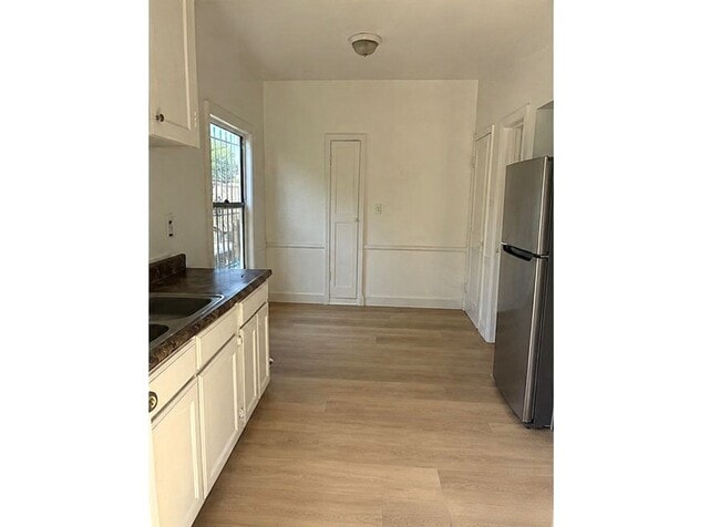 Building Photo - 912 W 78th St
