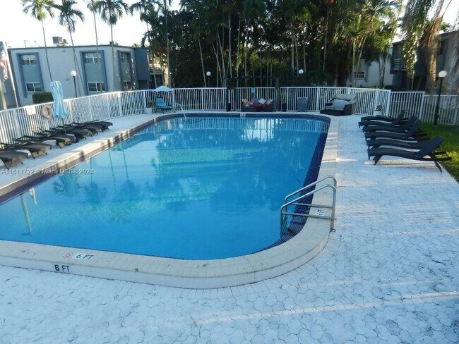 Foto del edificio - 8782 SW 12th St