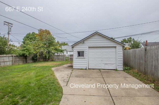 Building Photo - 667 E 240th St