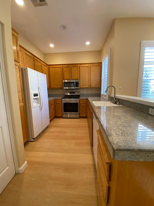 Building Photo - Pleasanton 3 Bd. plus Loft. 2.5 Ba. - near...
