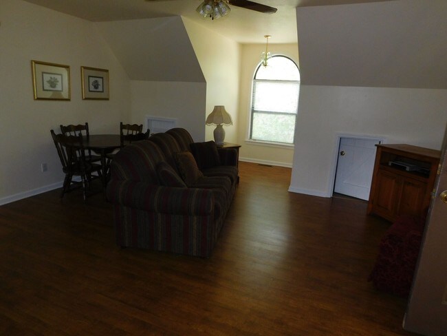 Building Photo - 485 Twin Oaks Rd
