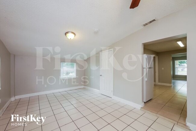 Foto del edificio - 5740 Douglas St