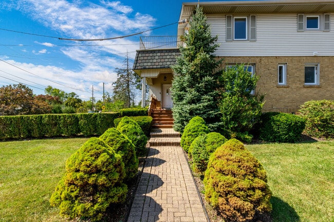 Building Photo - 1420 Oakton St