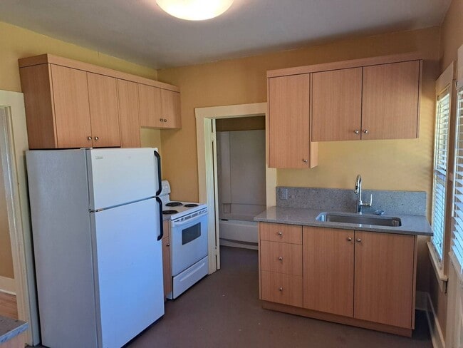 Building Photo - Historic Downtown Bend 1 Bed/1 Bath - NW Florida Ave