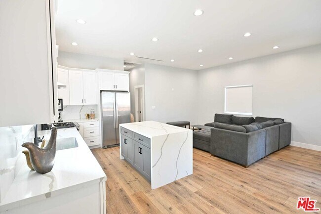 Foto del edificio - 6961 Balcom Ave