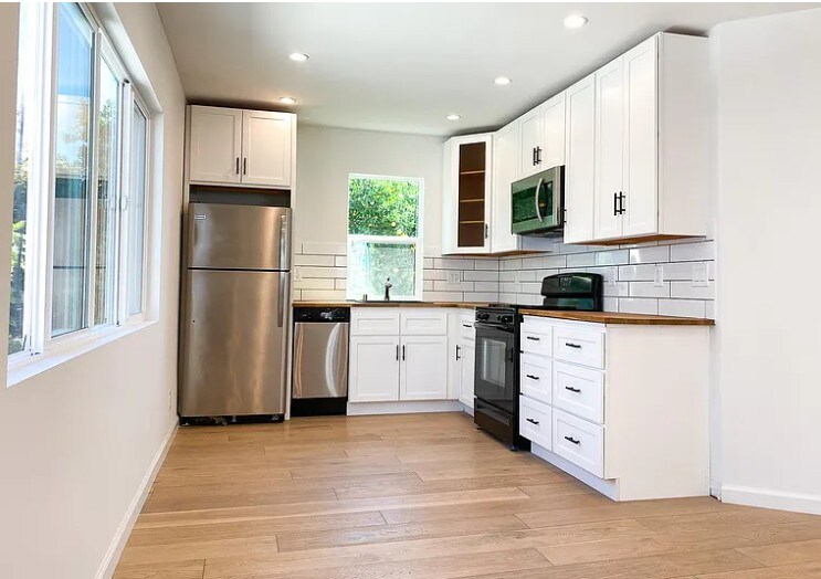 Foto principal - 3003 1/2 Cloverdale Ave