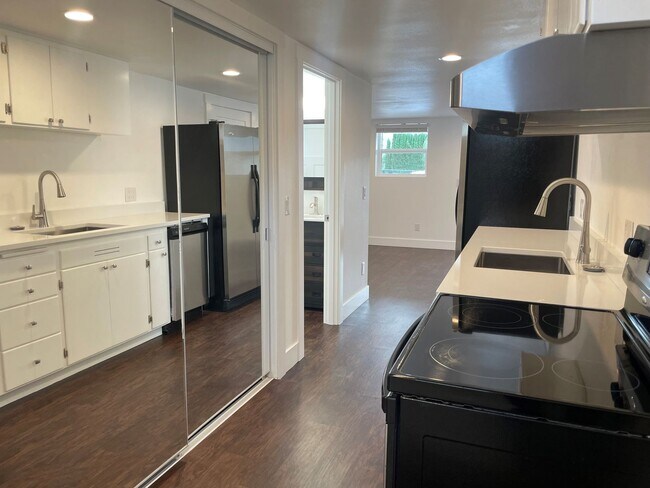 Foto del edificio - Now renting Brand new 1 bedroom 1.5 bathroom Executive Townhome