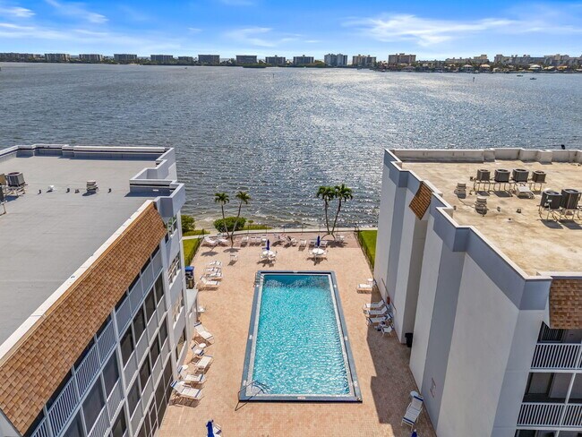 Building Photo - 1502 S Lakeside Dr