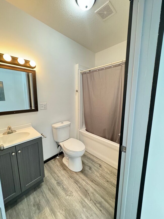 Foto del edificio - 1 Bed, 1 Bath Apartment in Millersburg IN