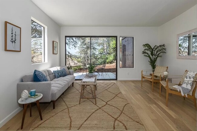 Building Photo - 972 Miramonte Dr