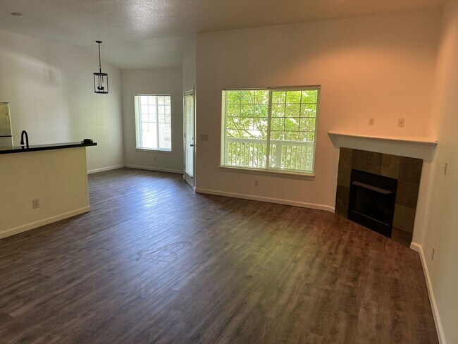 Building Photo - Grand Oaks 2 bedroom Condo