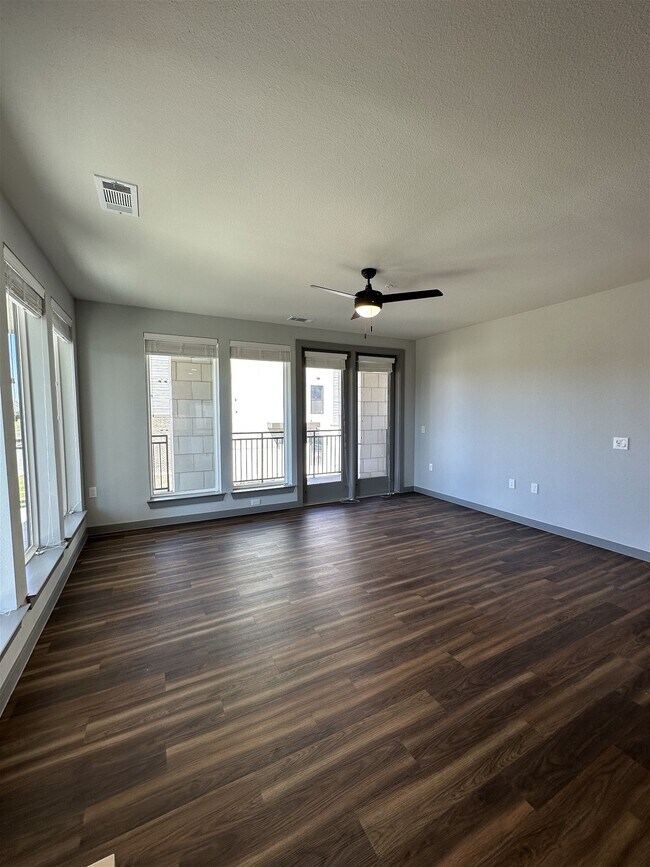 Building Photo - 10024 Blue Mound Road Apt #61103, Fort Wor...