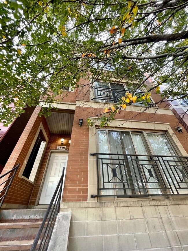 2519 W Congress Pkwy Unit 4, Chicago, IL 60612 Condo for Rent in
