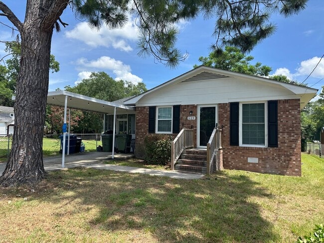 Building Photo - Renovated 3 Bed 1 Bath House