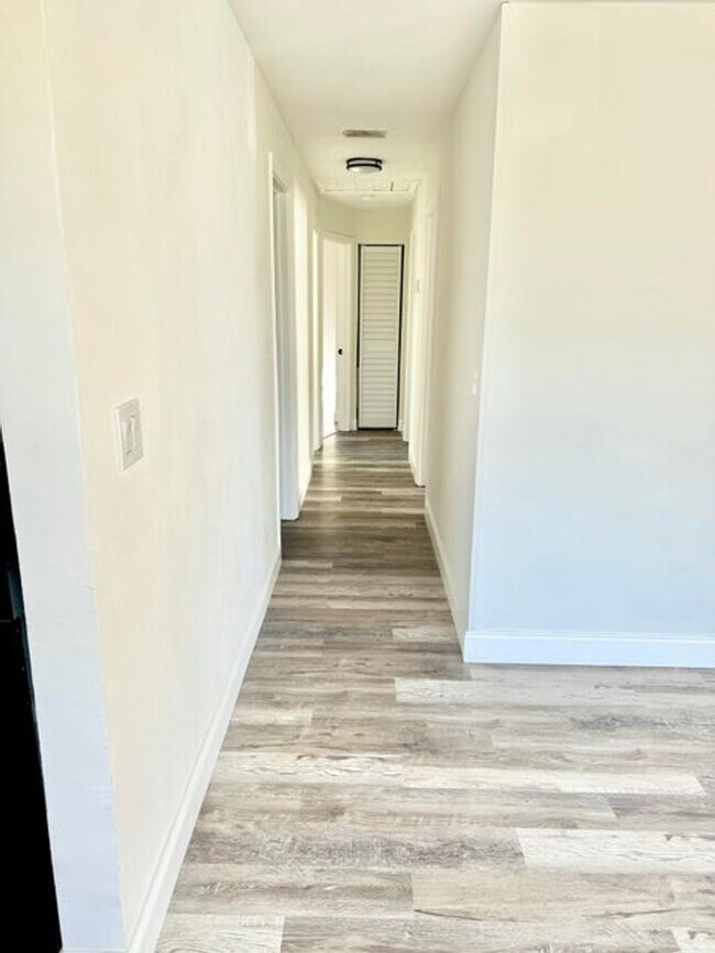 Foto del edificio - 1146 W 24th St