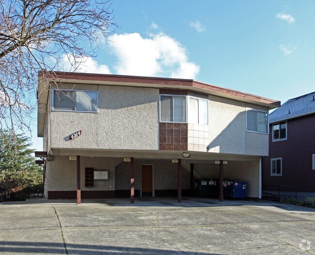Building Photo - 5-Unit Apartment