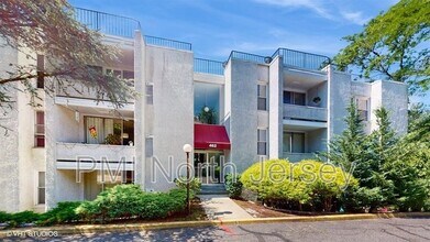 Building Photo - 462 River Rd