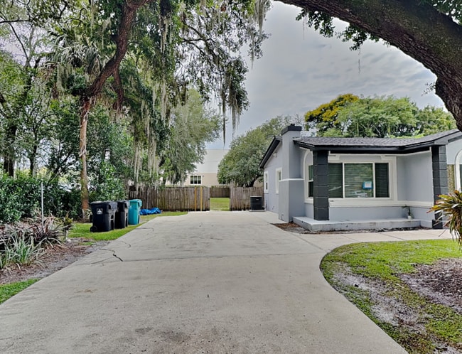 Building Photo - 270 W Pineloch Ave