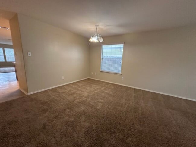 Building Photo - 3BR 2 Fb