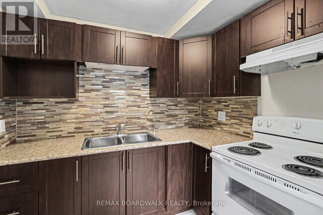 Building Photo - 912 Elmsmere Rd